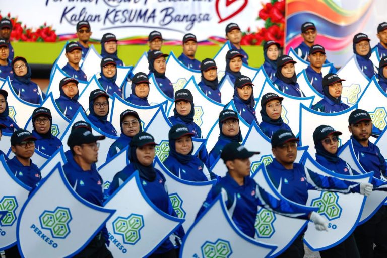 Kereta berhias ‘PERKESO LINDUNG Semua’ Angkat Perjalanan Rakyat Daripada Musibah dan Rehabilitasi Hingga Kembali Berdikari
